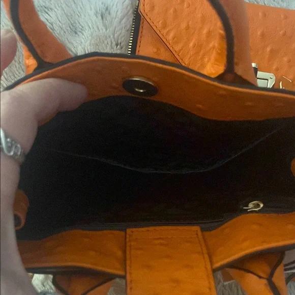 🧡 Adorable DVF Bag!! 🧡 Perfect for Spring!! 🧡 - Picture 9 of 16